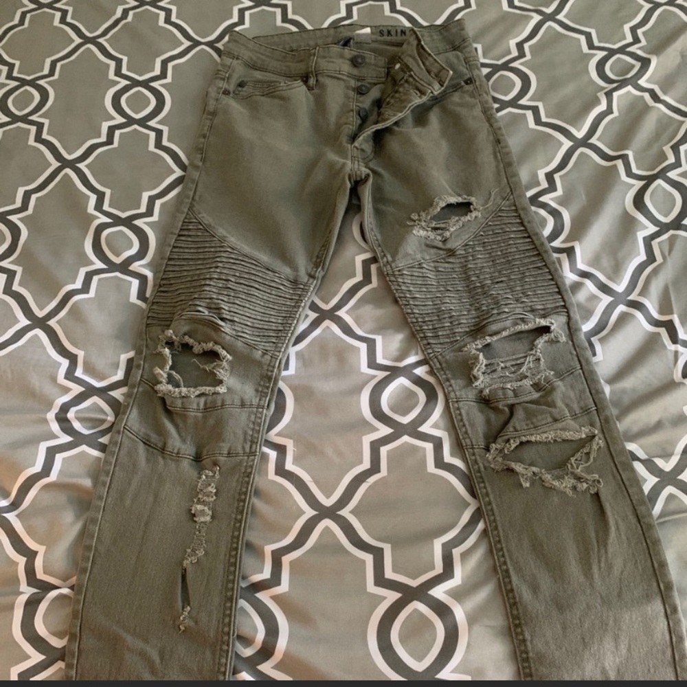 Young men’s skinny Divided brand jeans